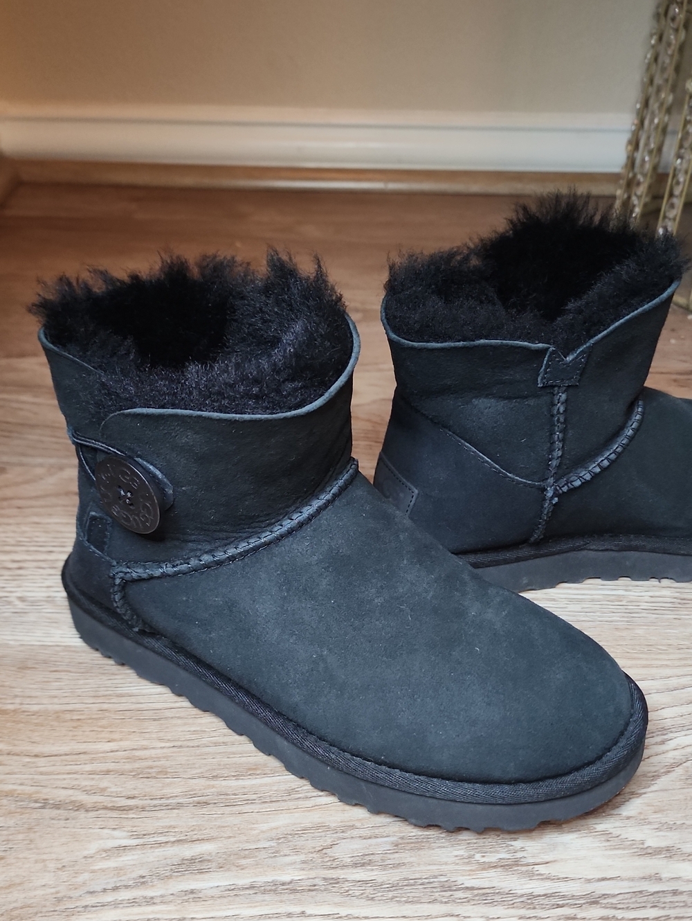 Ugg Black Mini Baily Button Bling Suede Sheepskin Womens Ankle Boots - Picture 2 of 12